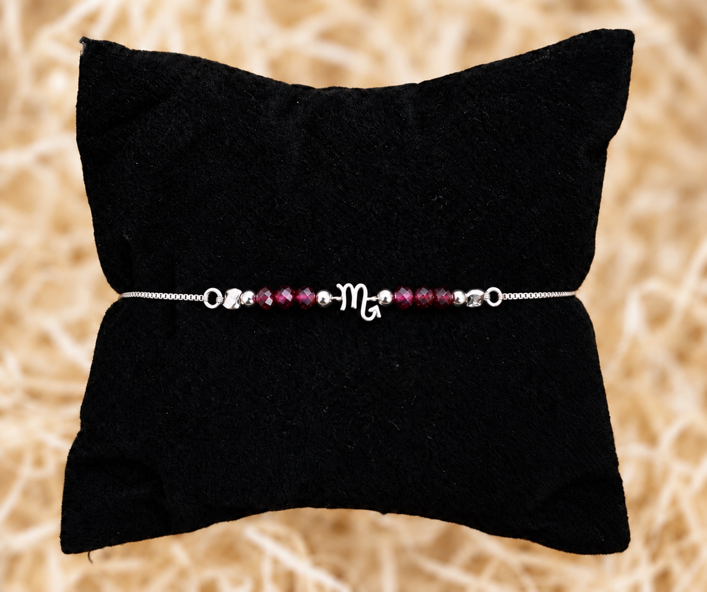 Pulsera de plata de ley 925 con granate natural tallado y símbolo de Escorpio, vista frontal