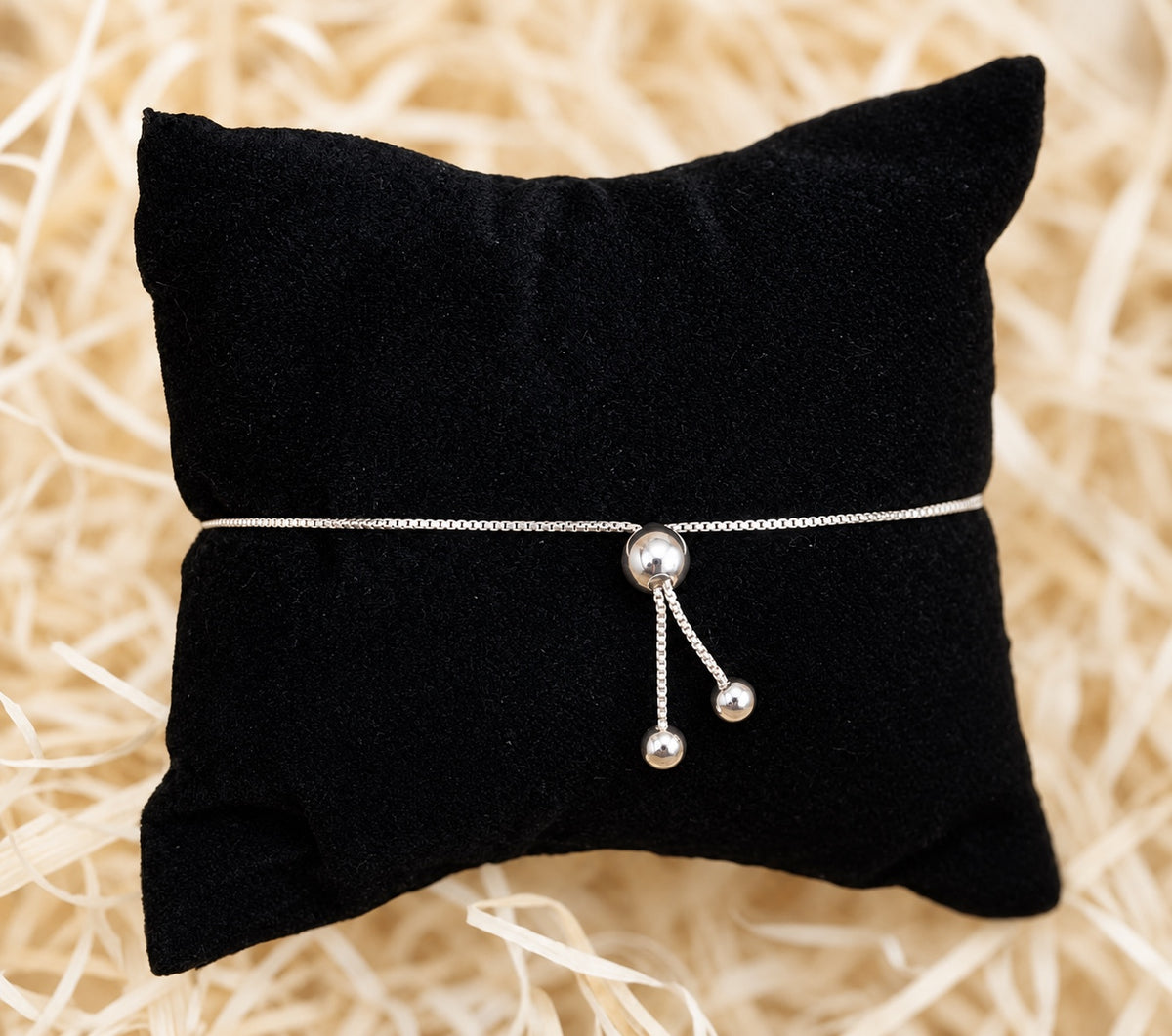 Pulsera de plata de ley 925 con lapislázuli natural tallado y símbolo de Libra, detalle del cierre ajustable