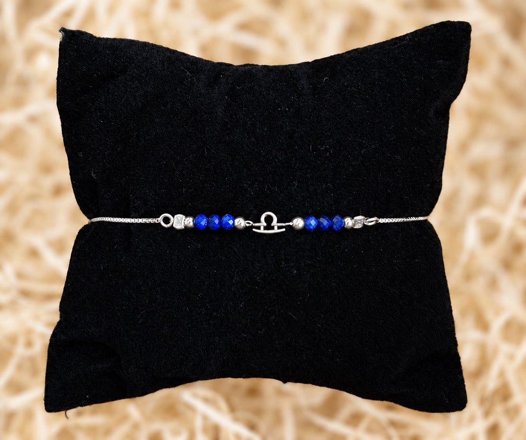 Pulsera de plata de ley 925 con lapislázuli natural tallado y símbolo de Libra, vista frontal