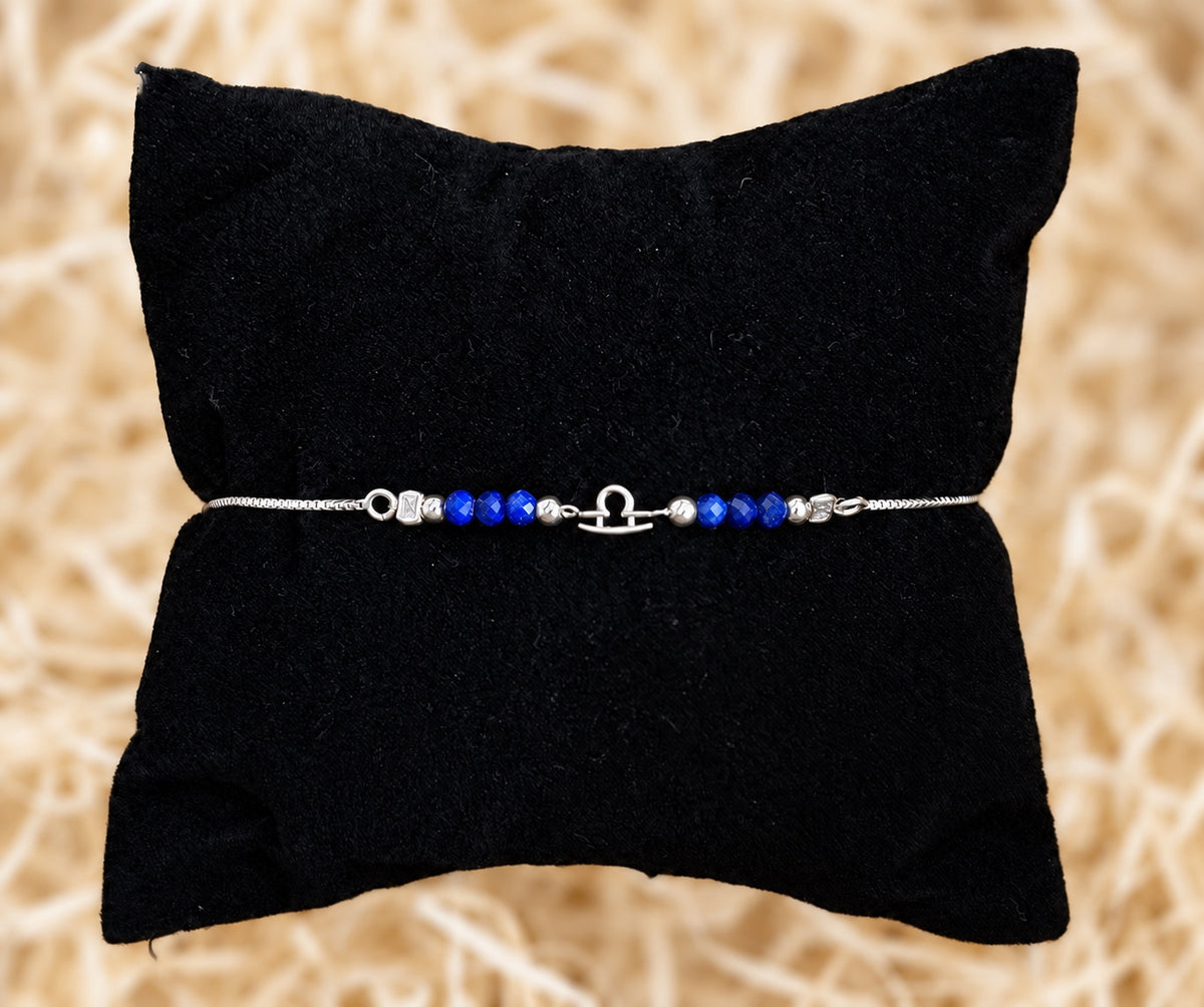 Pulsera de plata de ley 925 con lapislázuli natural tallado y símbolo de Libra, vista frontal